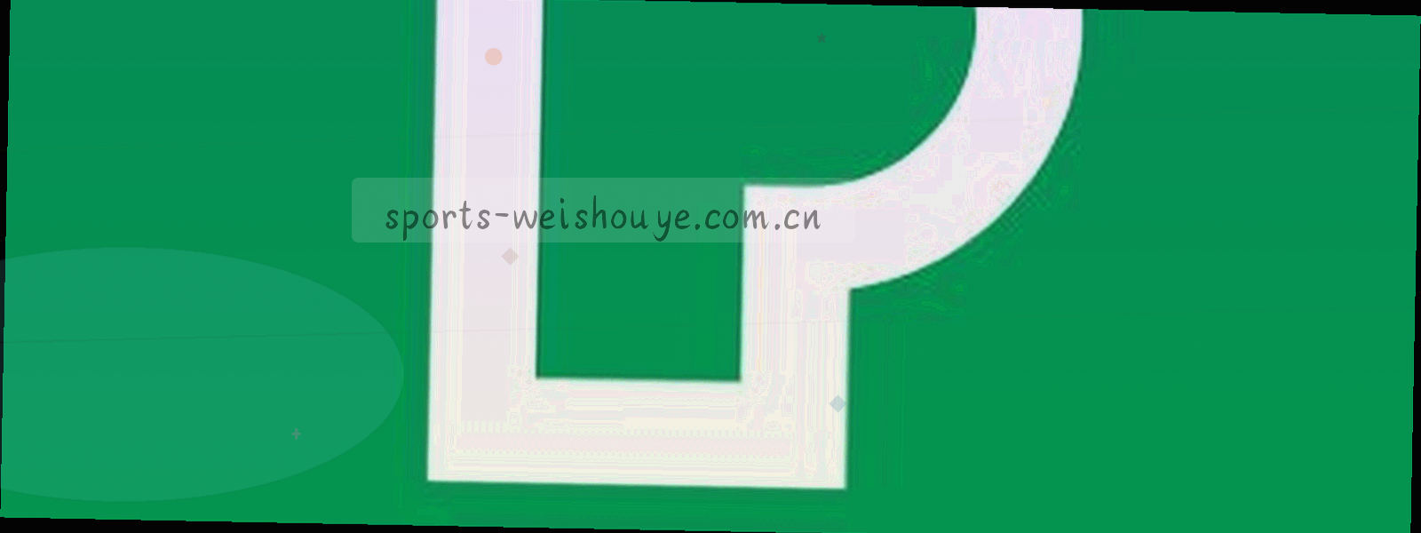 夜间球场灯光下的边线与草皮构成的对角线构图，冷色调，画面内无人物